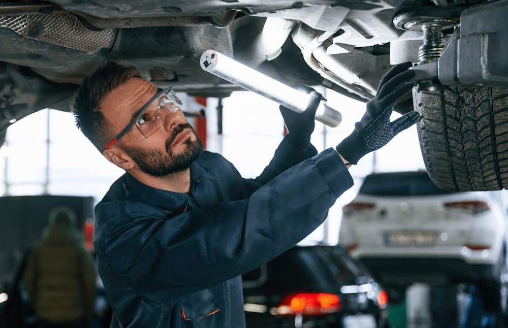 Imagen destacada para el post: ¿Cuánto tiempo puede retener un concesionario tu coche para repararlo?